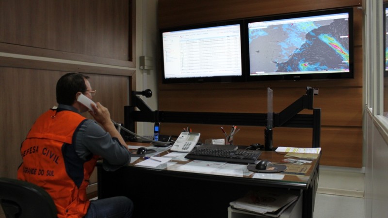 Sala da Defesa Civil com telas que monitoram a situação do RS