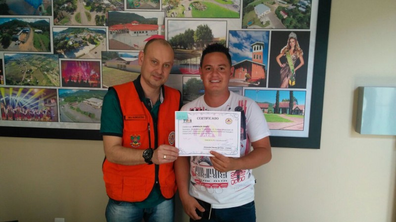 Coordenador Major Alecastro entregando certificado para o agente do município de Feliz.