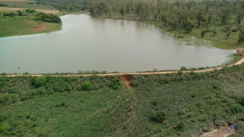 Defesa Civil estadual realizou uma vistoria terrestre e aérea na barragem.