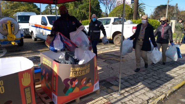 Equipe da Defesa Civil e voluntários arrecadam doações que população traz em carros
