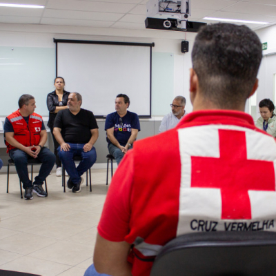 A foto mostra integrantes da Cruz Vermelha em reunião no campus da Faculdade Anhanguera, em Caxias do Sul