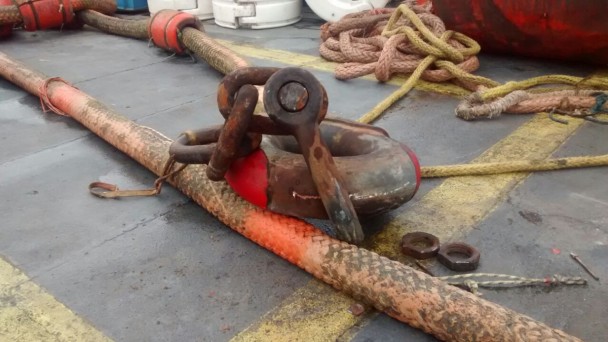 Vento forte registrado no litoral na noite de ontem teria rompido o cabo de ancoragem de um dos navios