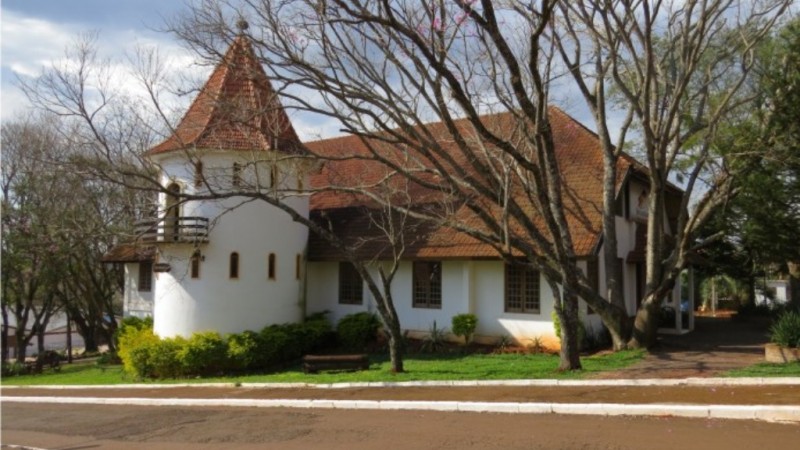 Sede de grupo folclórico localizada no Parque Municipal de Exposições  - Uma casa de arquitetura germânica, branca com telhado marrom.