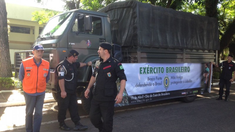 homens em frente à caminhão militar
