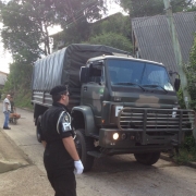 Caminhão do exército andando