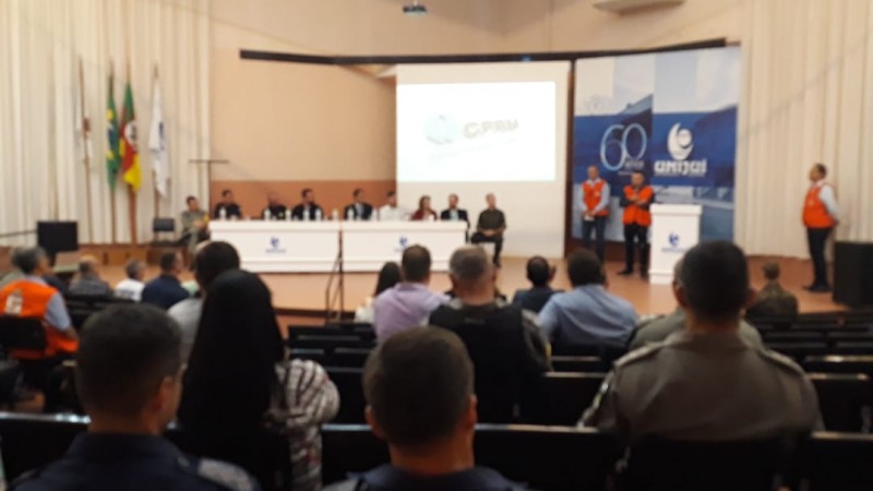 Pessoas reunidas em um audit&oacute;rio 