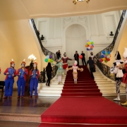 Apresentação com artistas e acrobatas na entrada de acesso ao Palácio. 