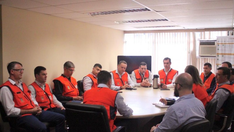 15 pessoas reunidas em uma sala participando do treinamento.