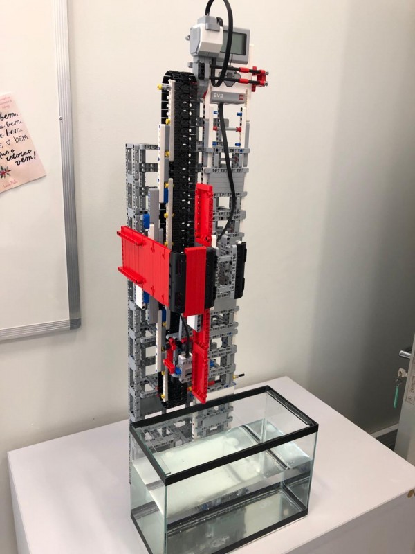 Robô foi construído com peças de Lego 