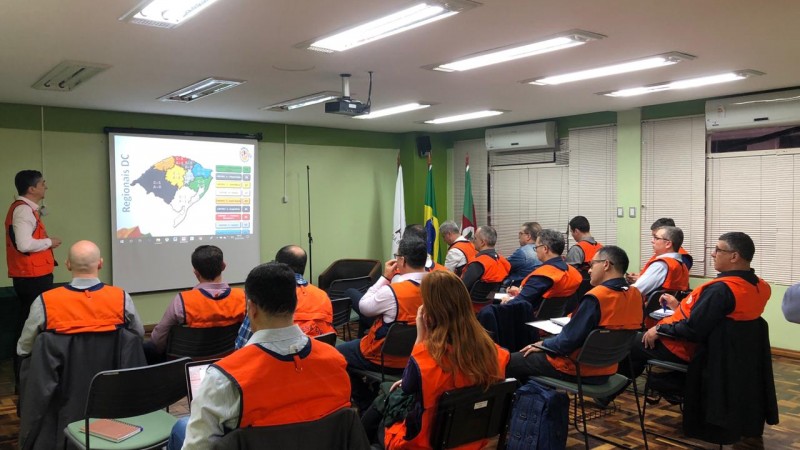 Palestra no audit&oacute;rio com 20 integrantes da Defesa Civil. 