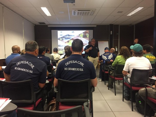 Dois técnicos da Defesa Civil Estadual participaram do curso internacional. 