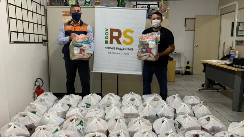 pessoas em pé segurando sacolas brancas