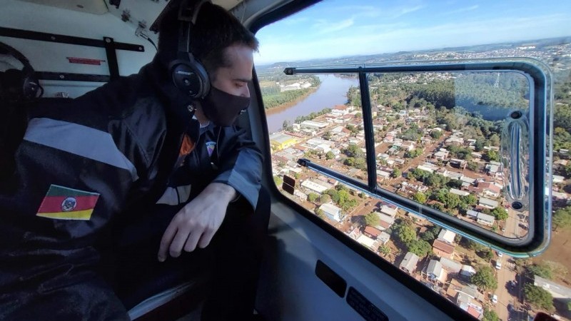 Depois do sobrevoo, governador Leite recebeu demandas de prefeitos de municípios atingidos pelas cheias