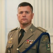 Homem vestido de roupa militar