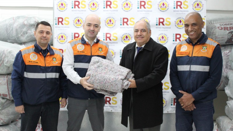 Sindifisco RS doa 500 unidades de cobertores para a Central de Doações da Defesa Civil RS
