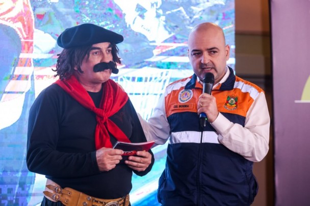 O comediante Jair Kobe e o coronel Luciano Boeira durante o evento que lançou a Campanha do Agasalho 