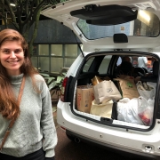 Cristina ao lado de seu carro cheio de doações às vítimas do ciclone
