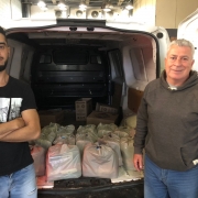 Danilo e Luiz em frente ao automóvel com os 16 ranchos