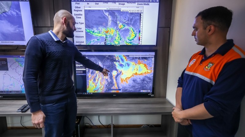 Sala de Situação é especializada na análise de informações obtidas por meio de radares, satélites e estações meteorológicas - Foto: Gustavo Mansur/Secom
