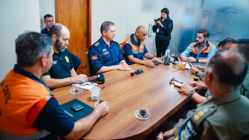 Foto tirada na diagonal de uma reuni&atilde;o em volta de uma mesa. O vice-governador pode ser visto mais &agrave; direita no alto sentado &agrave; cabeceira da mesa