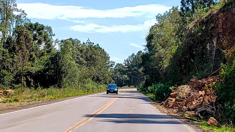 Foto da ERS-110 já liberada depois das chuvas. Podem ser visto detritos do lado direito da pista. Um carro vem em sentido contrário ao da visão, mais à esquerda da imagem.