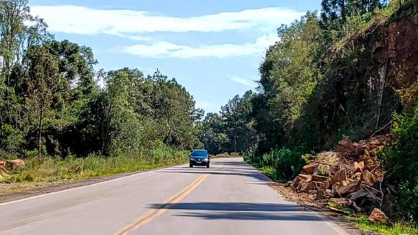 Foto da ERS-110 já liberada depois das chuvas. Podem ser visto detritos do lado direito da pista. Um carro vem em sentido contrário ao da visão, mais à esquerda da imagem.