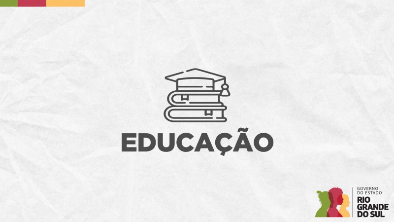 Card em fundo cinza, no qual está escrita a palavra Educação ao centro, logo abaixo de um ícone composto por um chapéu de formando sobre dois livros. No canto inferior direito está a logomarca utilizada pela gestão 2023-2026 do governo do Rio Grande do Sul