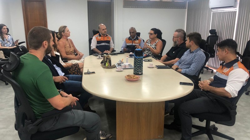 Defesa Civil do Rio Grande do Sul, oficiais da Casa Militar- Subchefia de Proteção e Defesa Civil, estiveram reunidos com representantes do Gabinete de Estudos Climáticos do Ministério Público do Rio Grande do Sul e a Secretaria de Meio Ambiente.