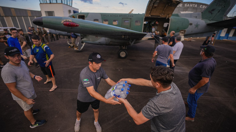 A foto mostra os volunt&aacute;rios em colabora&ccedil;&atilde;o com as equipes de governo