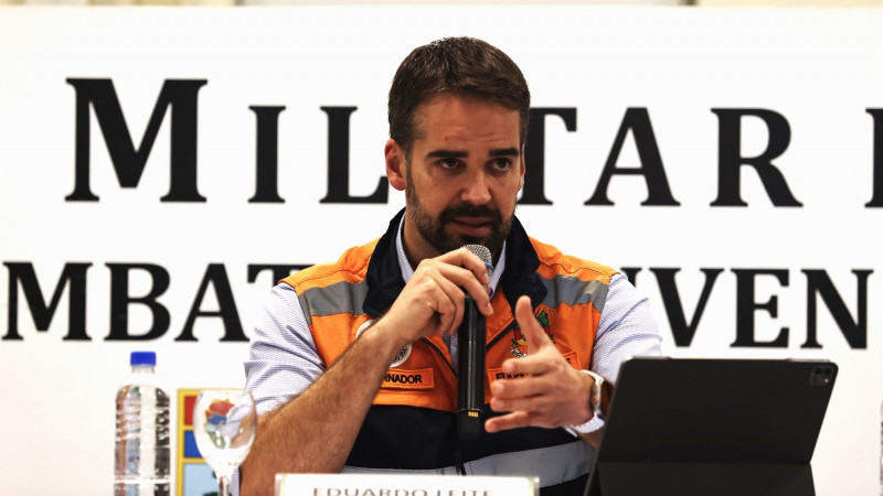 A foto mostra o governador durante coletiva