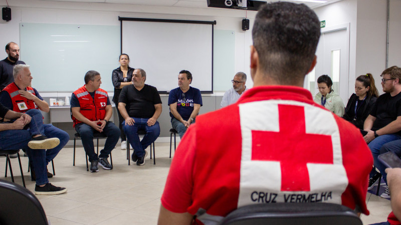 A foto mostra integrantes da Cruz Vermelha em reunião no campus da Faculdade Anhanguera, em Caxias do Sul