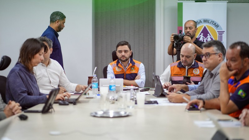 A foto mostra o vice-governador durante reuni&atilde;o
