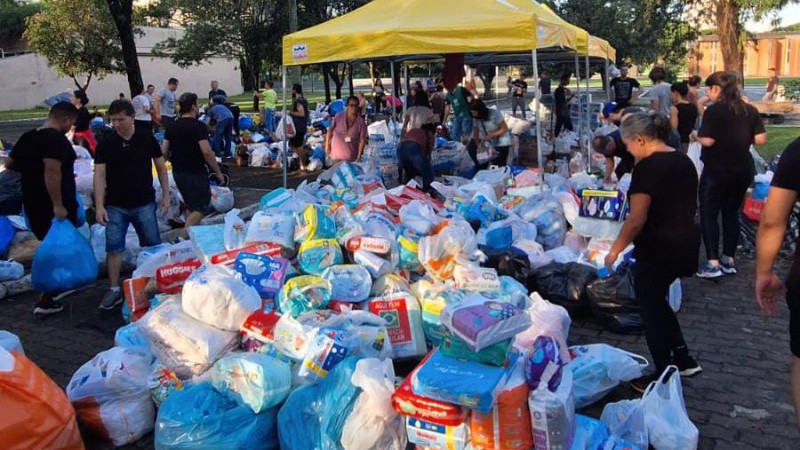 A foto mostra os voluntários organizando as doações