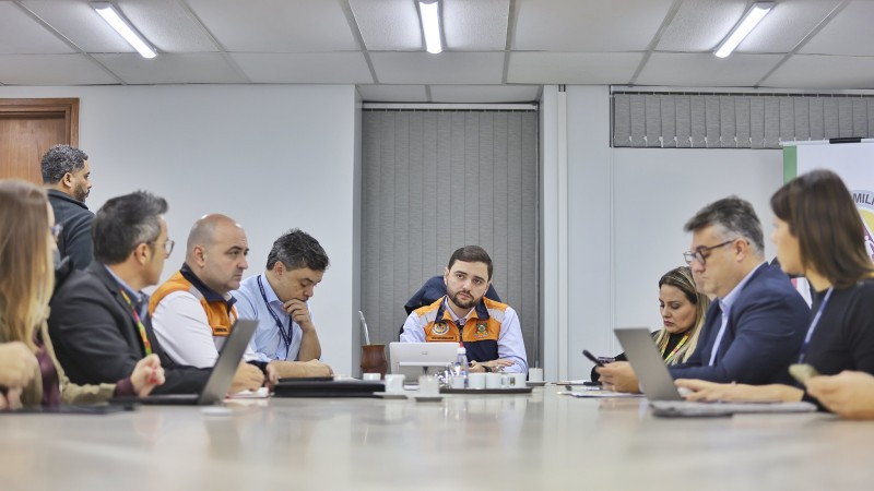 A foto mostra o vice-governador em reunião no Gabinete de Crise