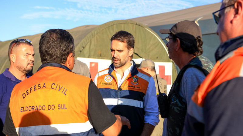A foto mostra o governador conversando com lideranças locais