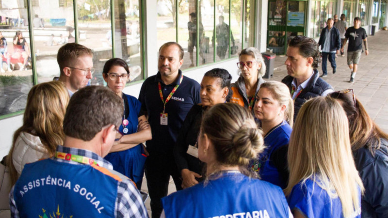 A foto mostra integrantes do Grupo Intersetorial de Apoio e Assistência aos acolhimentos municipais emergenciais iniciaram as visitas aos abrigos