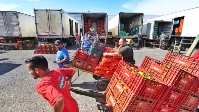 A foto mostra a retomada dos trabalhadores para a Ceasa