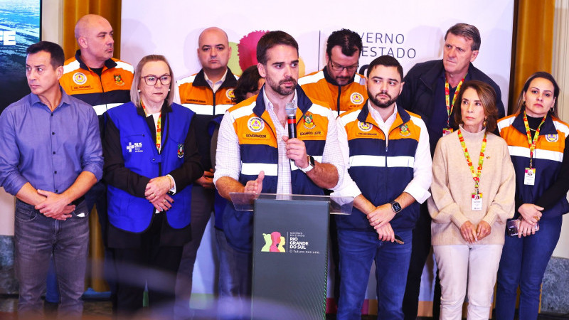 A foto mostra o governador realizando o anúncio da antecipação de metade do 13º salário para os servidores públicos estaduais
