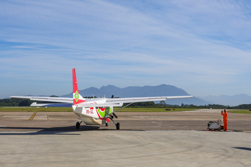 A foto mostra o avião em decolagem