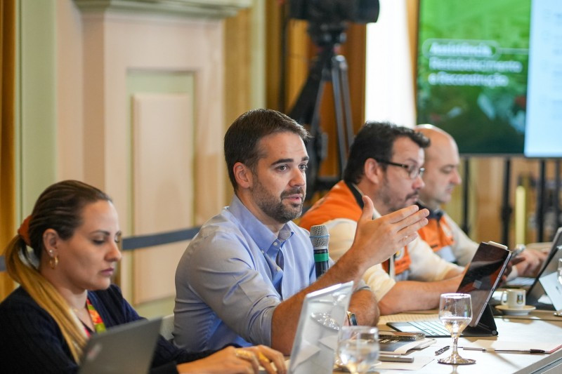 A foto mostra o governador Eduardo Leite durante reunião