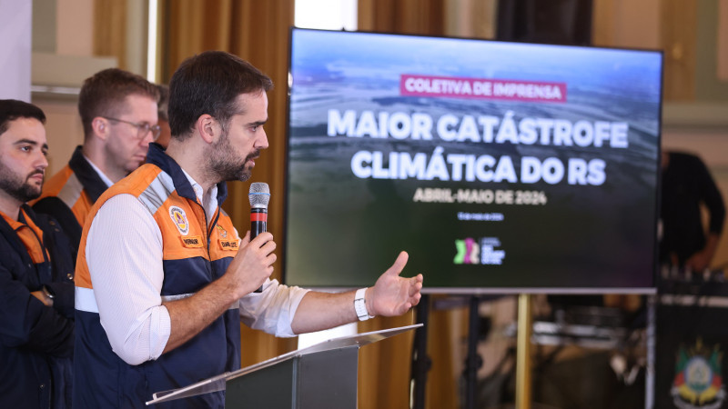 A foto mostra o governador Eduardo Leite em fala