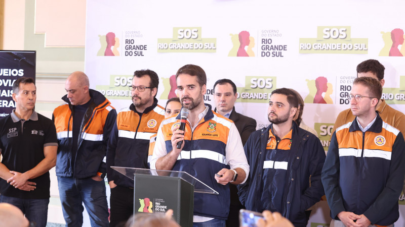 A foto mostra o governador em fala juntamente com outras autoridades
