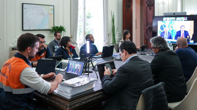 A foto mostra o governador em reunião com as autoridades