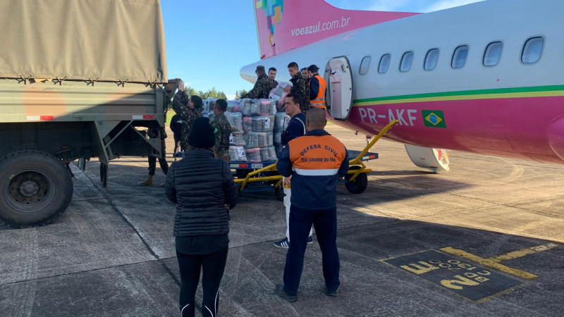 A foto mostra os cobertores sendo recolhidos de um avião