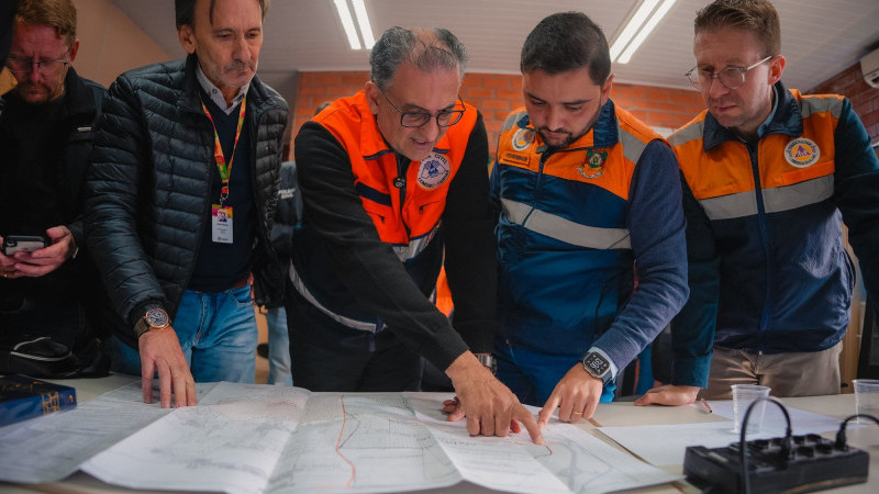 A foto mostra o prefeito Jairo Jorge mostrando o mapa para o vice-governador