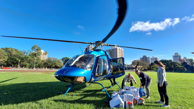 A foto mostra o helicóptero com as doações