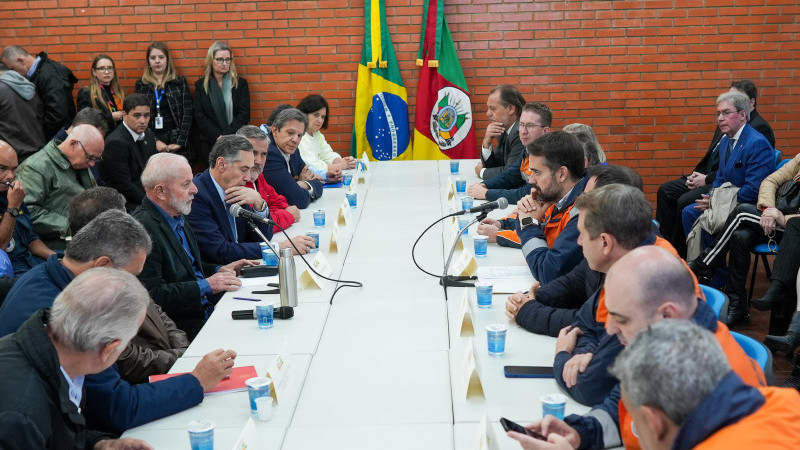 A foto mostra o presidente Lula e o governador Eduardo Leite com demais autoridades
