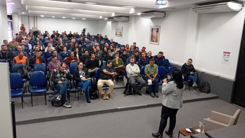 A foto mostra técnicos em treinamento