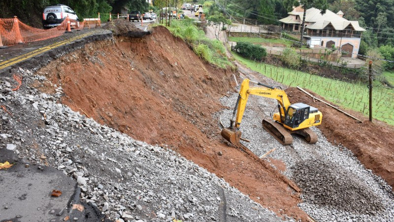 A foto a reconstrução da base da pista que foi danificada