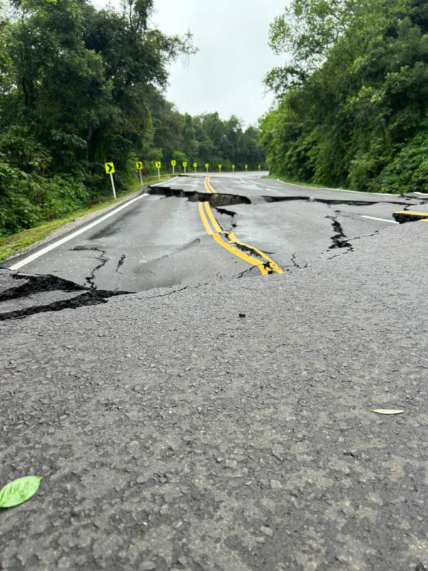 A foto mostra o trecho da estrada apresentando rachaduras